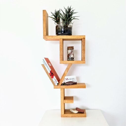 Étagère en bois design avec livres et plantes.