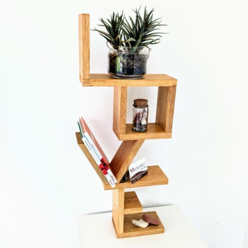 Étagère en bois moderne avec plantes et livres.
