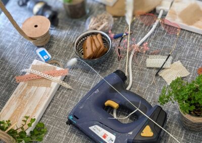 Atelier de bricolage avec outils et plantes.