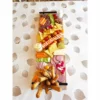 Plateau de charcuterie avec légumes et sauces.