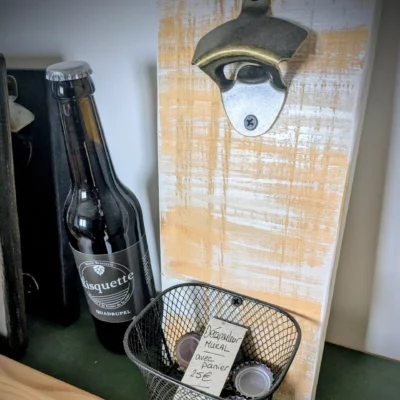 Décapsuleur mural avec panier.