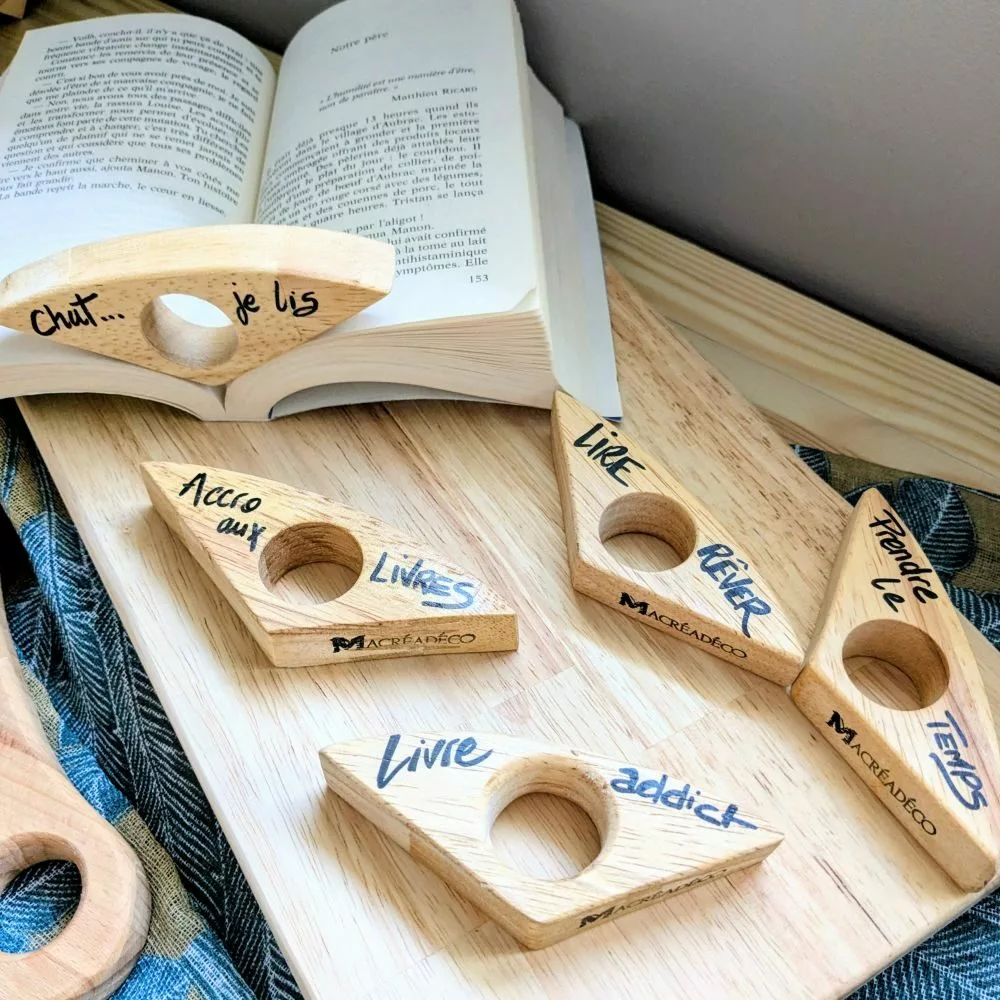 Accessoires de lecture en bois, livre ouvert.