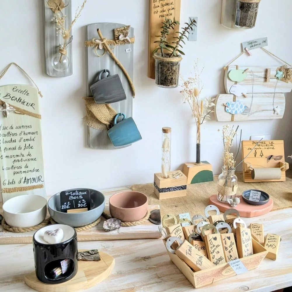 Décoration murale artisanale avec objets en bois et céramique.