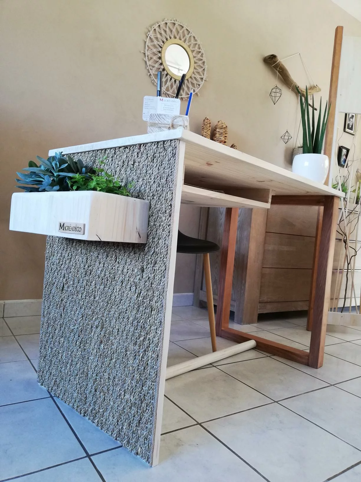 Meuble en bois avec tiroirs à motifs cœur.