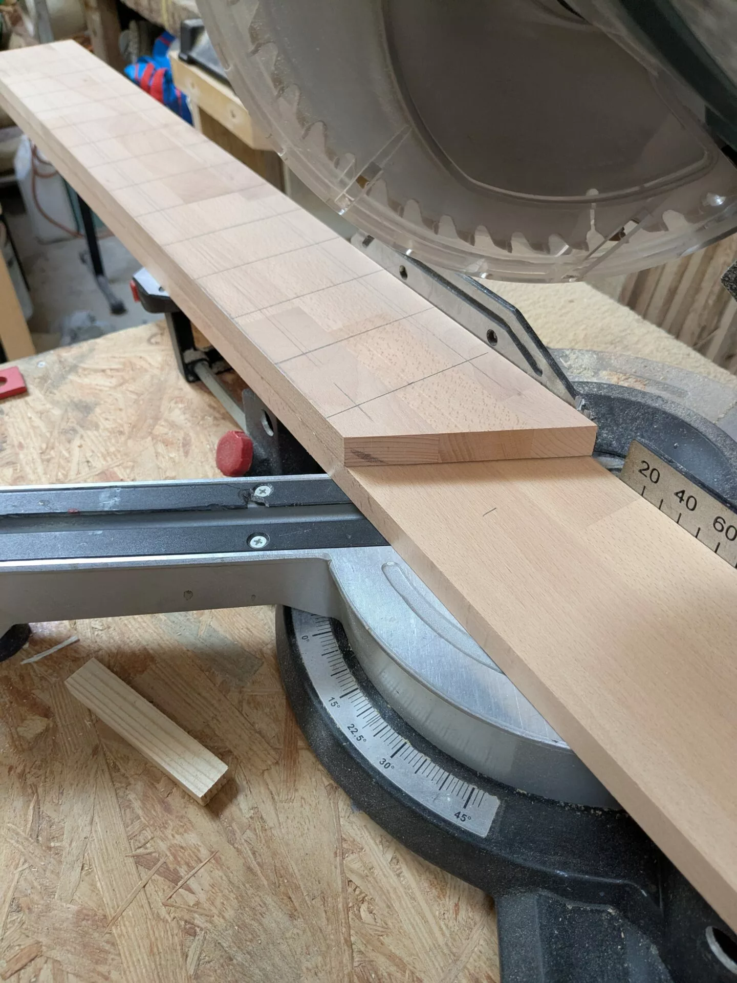 Scie circulaire découpant planche de bois atelier hardinghen