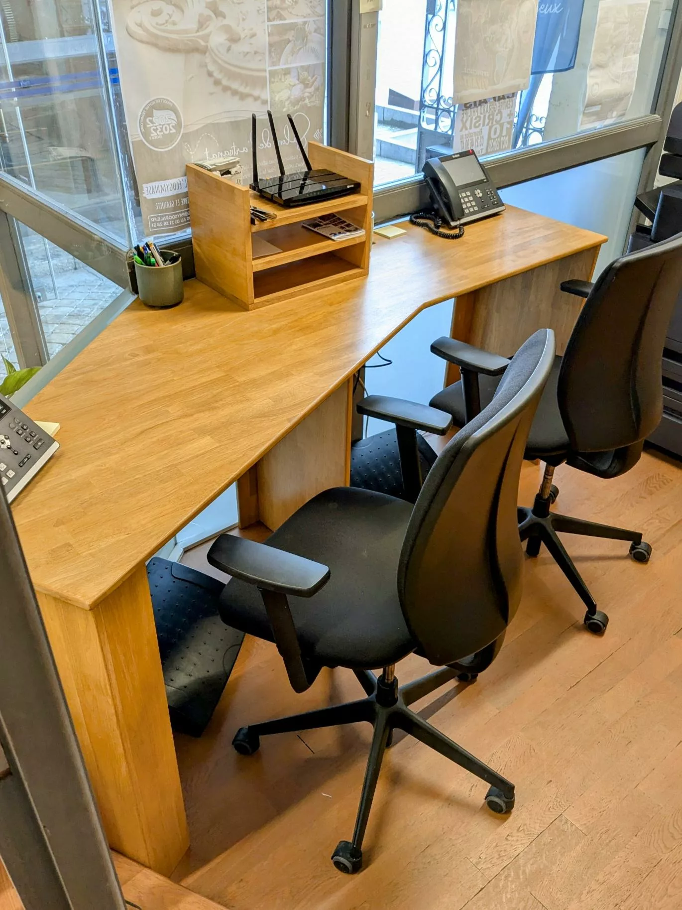 Bureau d'angle professionnel sur-mesure en bois pour un bureau office de tourisme en Pas-de-Calais