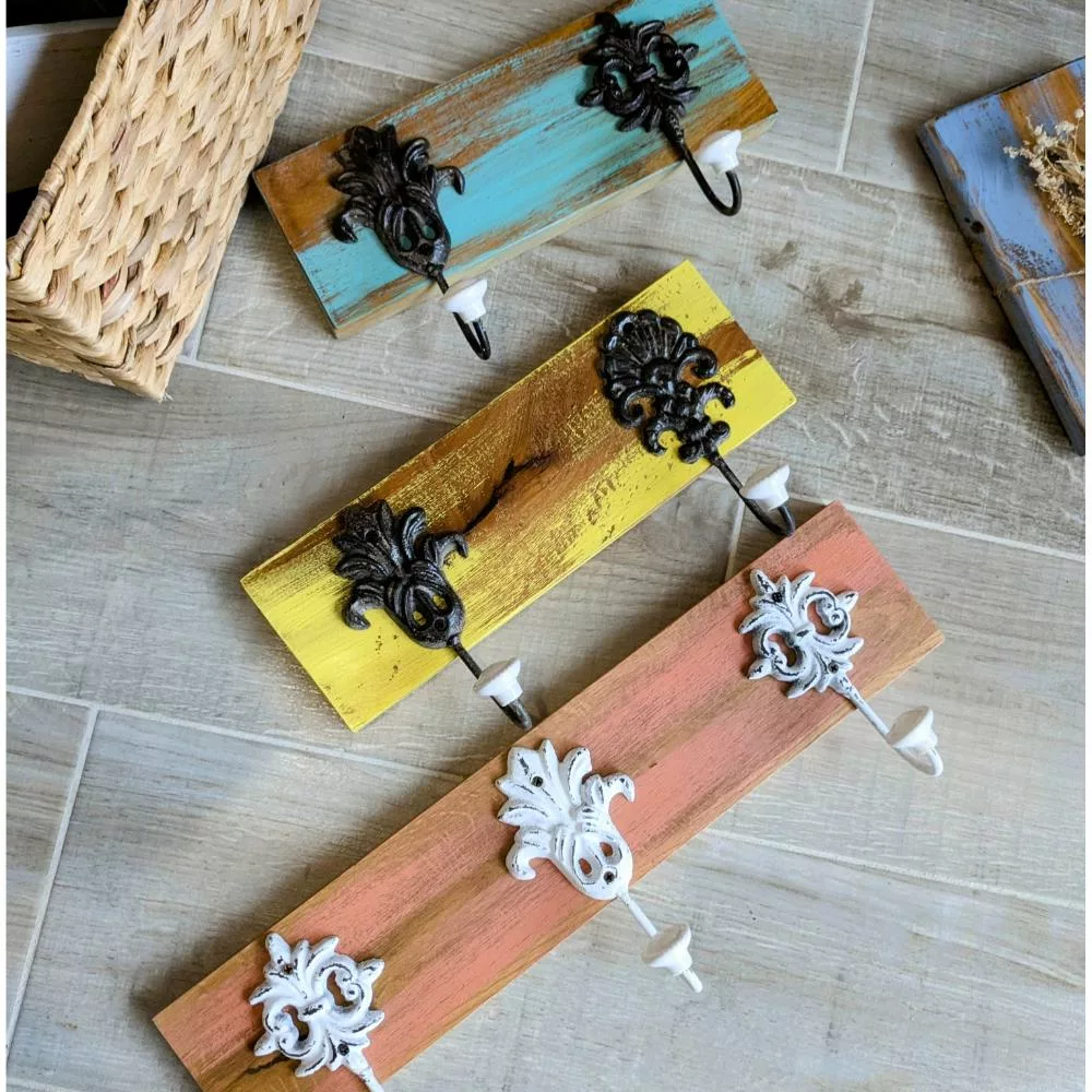 Patères murales en bois et métal décoratif.