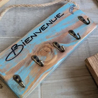 Support clés mural en bois brut avec touches de couleurs, fabriqué artisanalement à Hardinghen