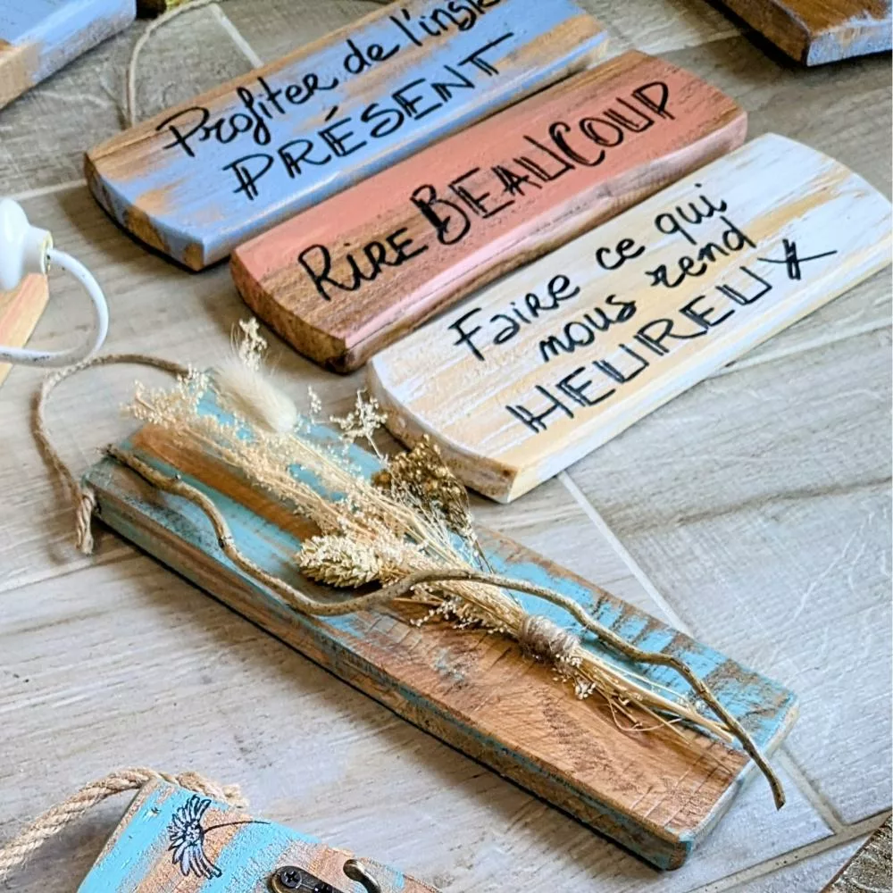 Plaques en bois colorées avec citations inspirantes et déco florale