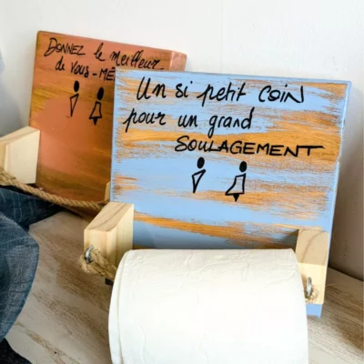 Distributeur humoristiques de papier toilettes en bois brut et coloré