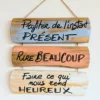 Plaque citation murale en bois brut avec touches de couleurs, fabriqué artisanalement à Hardinghen