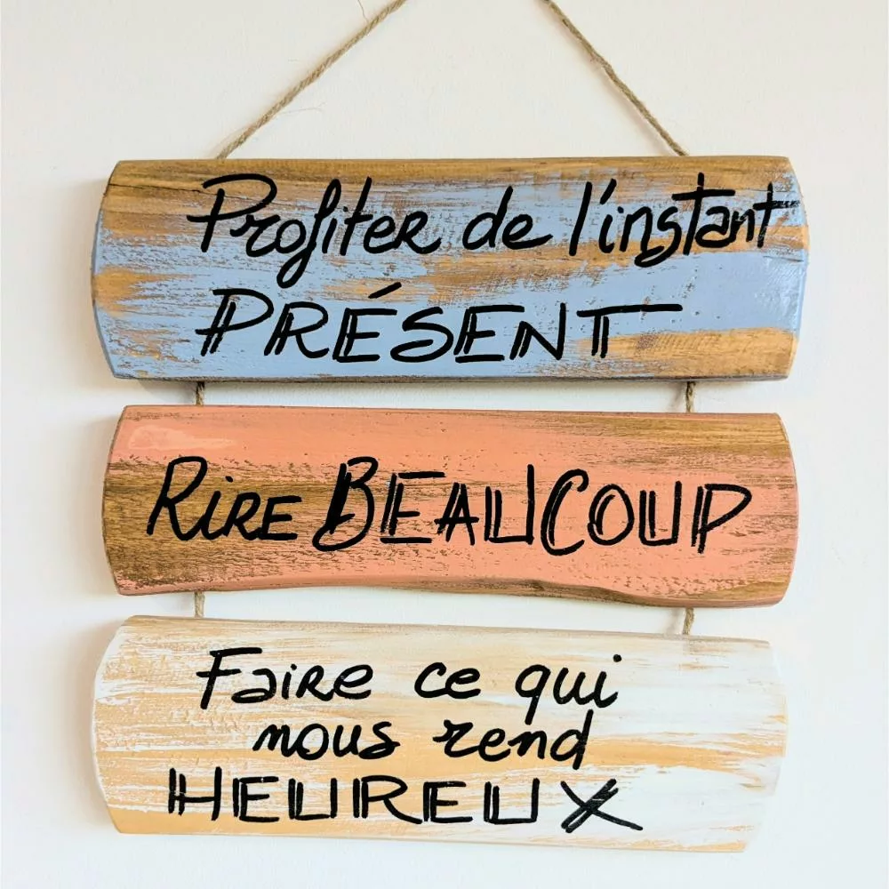 Plaque citation murale en bois brut avec touches de couleurs, fabriqué artisanalement à Hardinghen