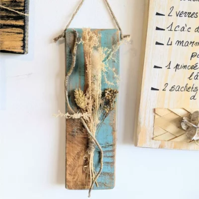 Décoration murale bois et fleurs séchées bleues en bois brut avec touches de couleurs, fabriqué artisanalement à Hardinghen